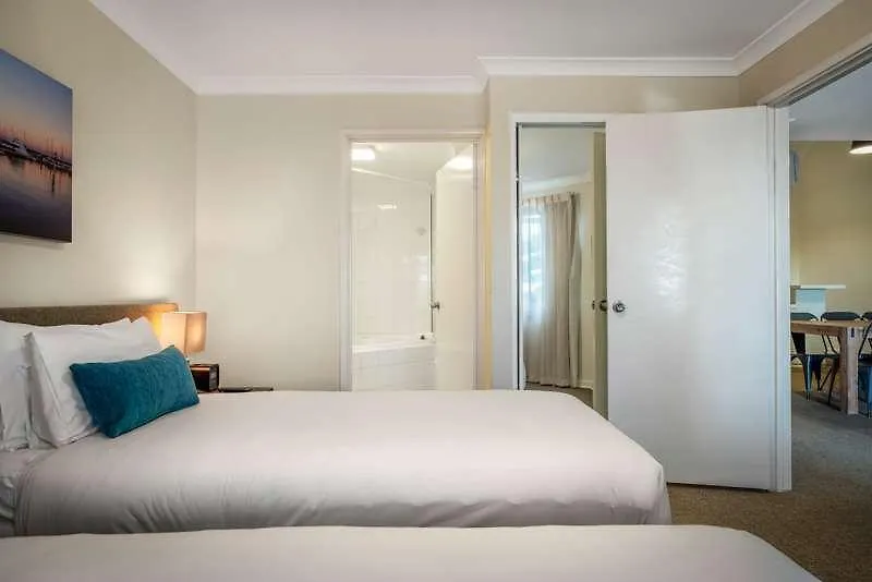 Broadwater Resort Como Perth 4*,